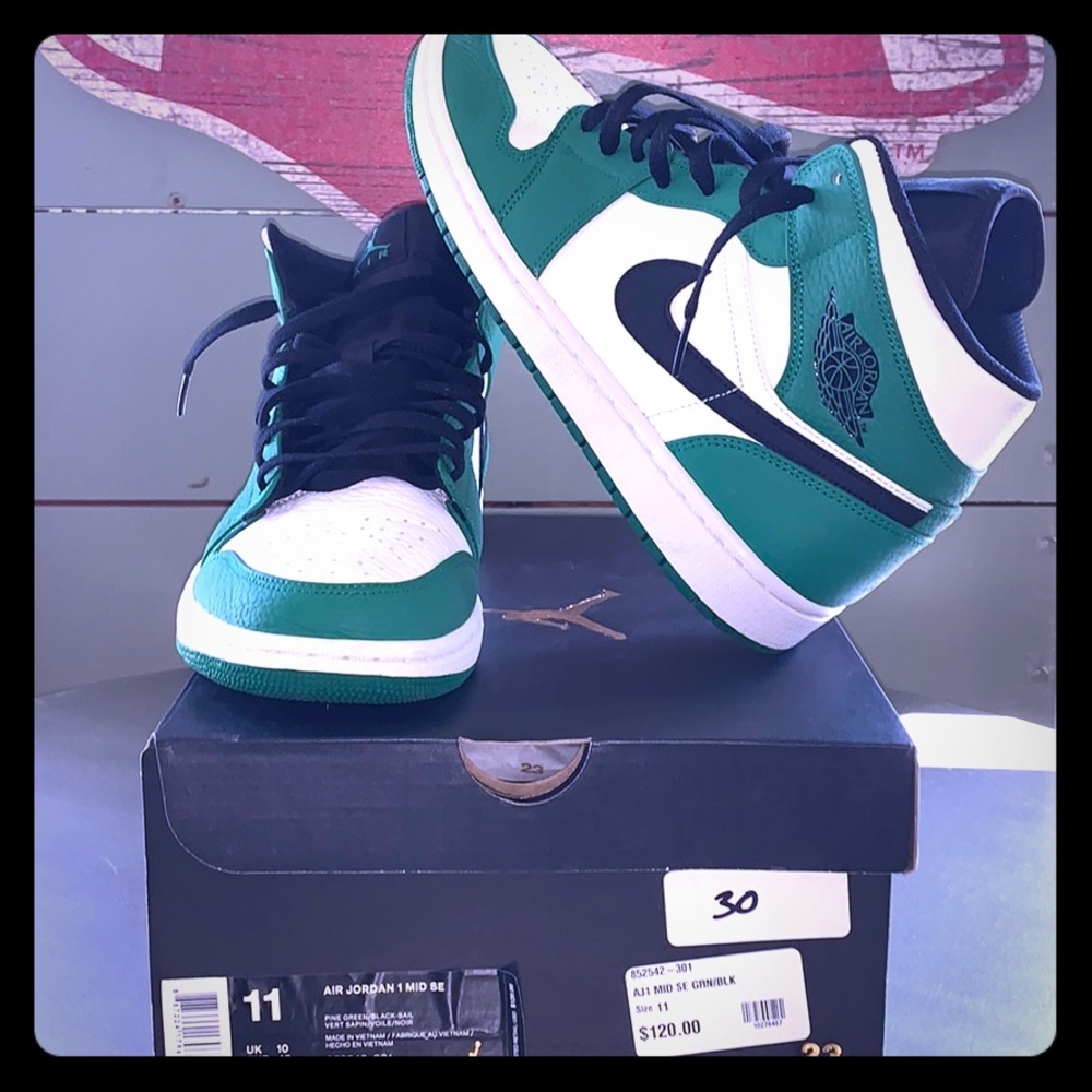 Jordan 1 Mid SE “Pine Green”